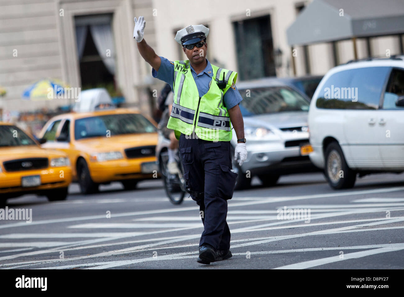 traffic-cop-in-new-york-D8PY27.jpg