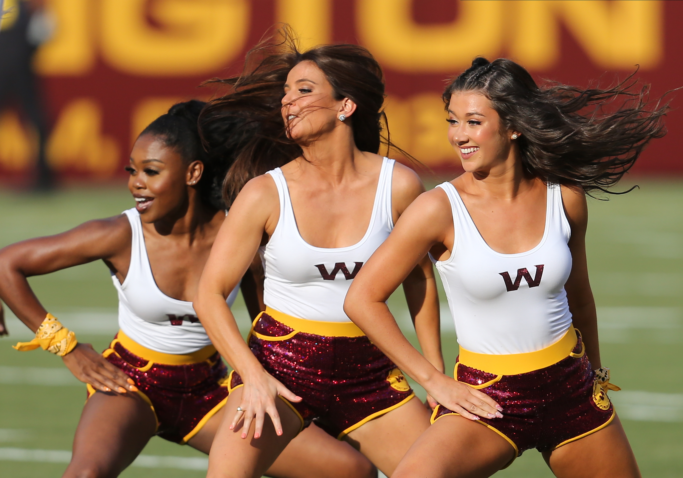 washington-cheerleaders.jpg