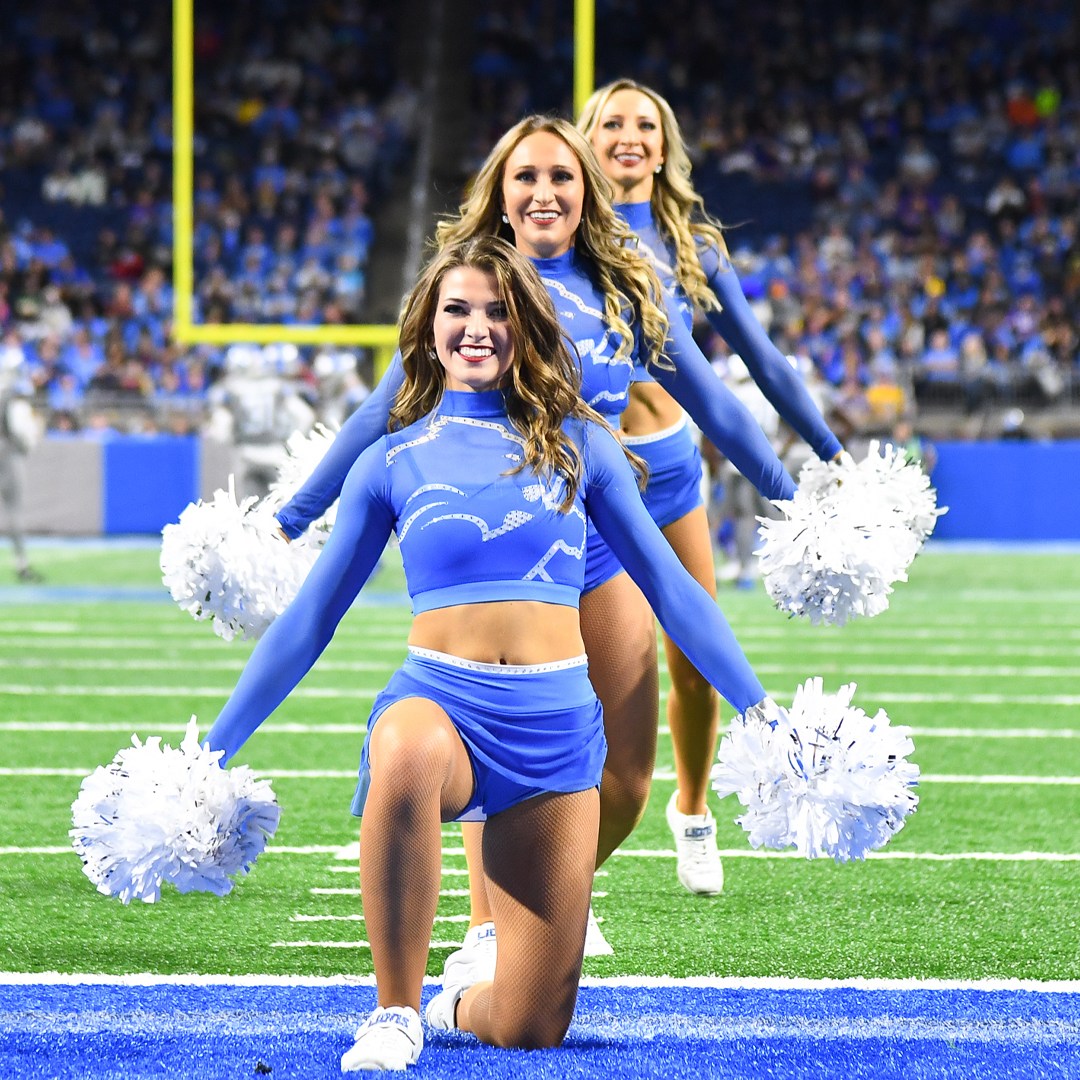 EP_DETROIT_LIONS_CHEERLEADERS_EXPL_OFFPLATFORM.jpg